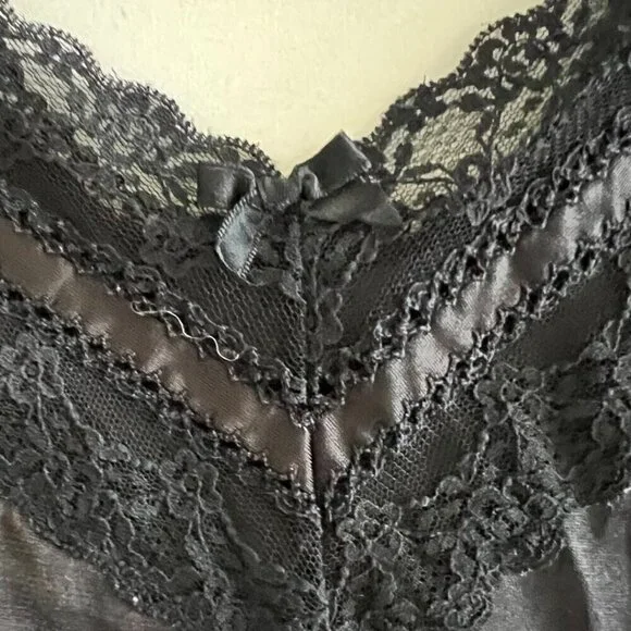 Fitted Black Lace Trim Center Bow Tank Top - Picture 3 of 5